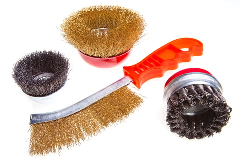 Rotary swarf brush for conveyor belt cleaning